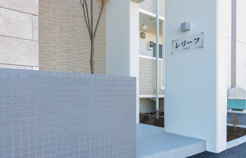 ポーチのシンボルツリーが入居者を優しく迎え入れます。
