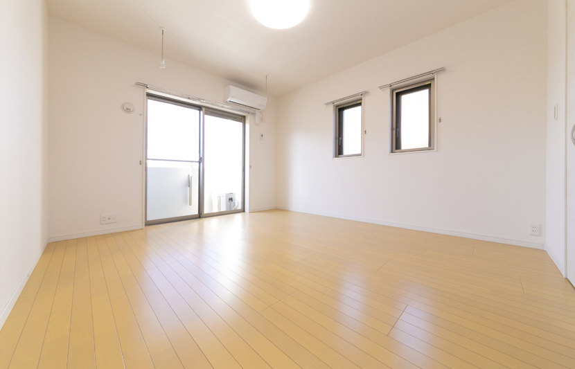 9帖の広い居室。床の色も明るくし、一層の広さを演出しています。