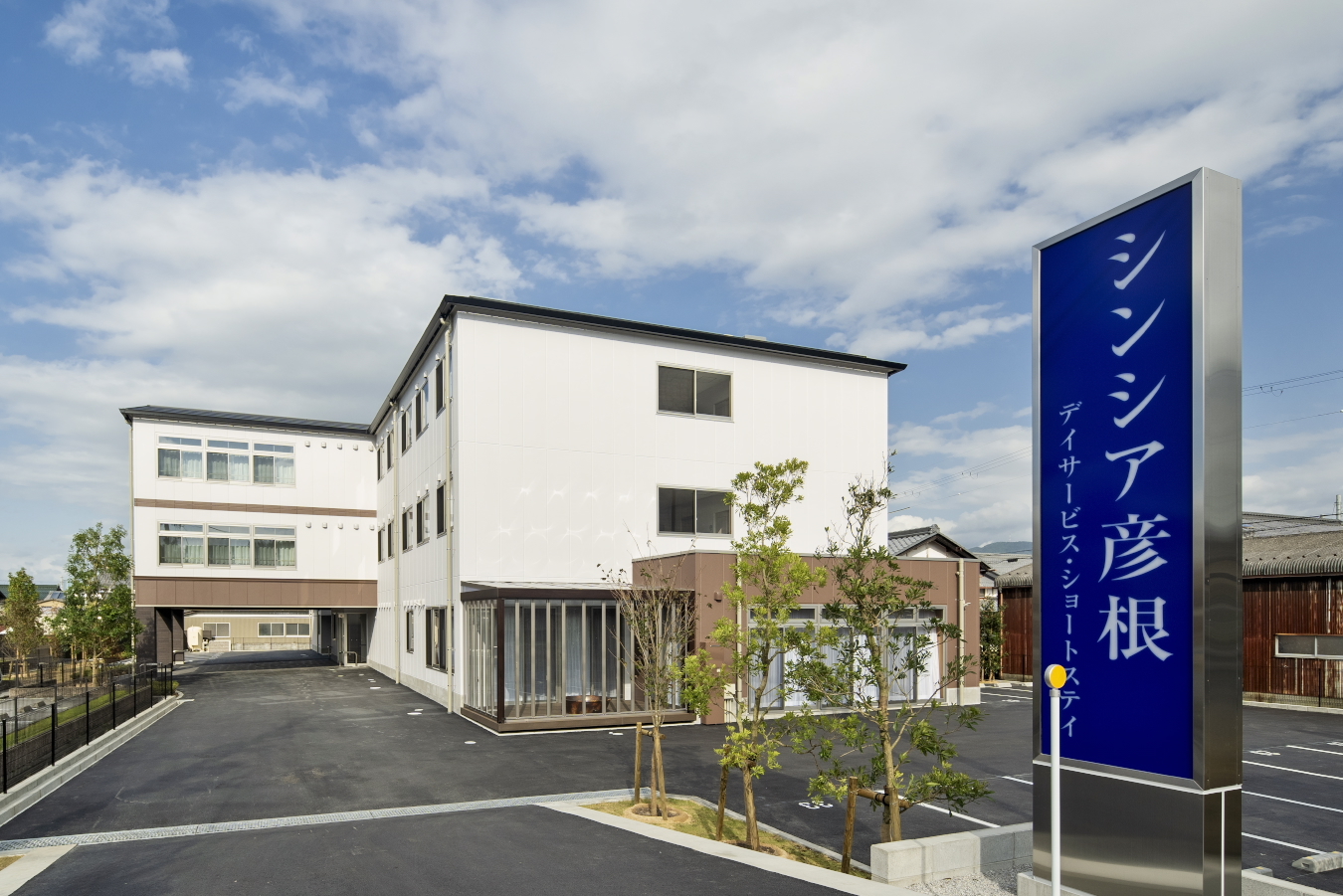 湖の近くにある自然に恵まれた環境 ショートステイとデイサービスの複合施設